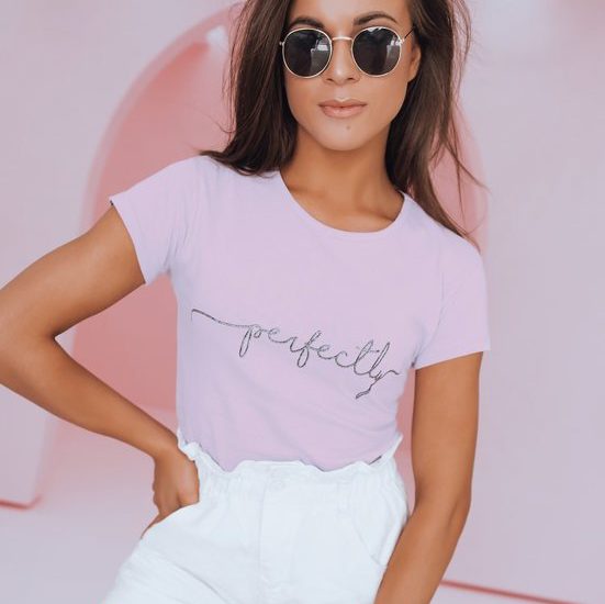 stylizacja na lato - białe szorty i fioletowy t-shirt